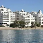 Banana Beachfront Апартаменты *